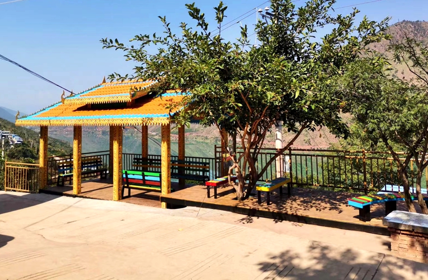 下纳那村民小组民族村寨休息凉亭。刘子华摄